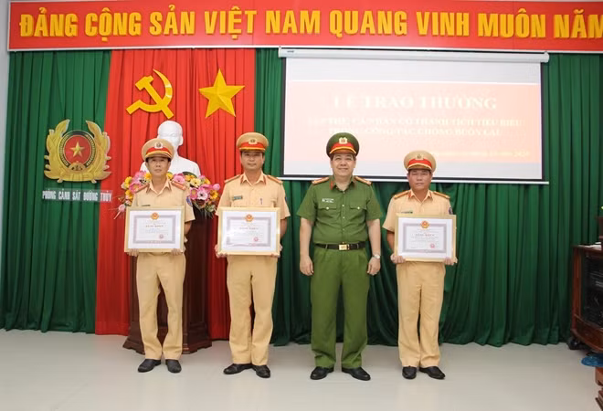 Đại tá Nguyễn Tấn Phước, phó Giám đốc Công an tỉnh, phó Ban Chỉ đạo 389 tỉnh An Giang trao bằng khen, giấy khen cho tập thể và cá nhân được khen thưởng.