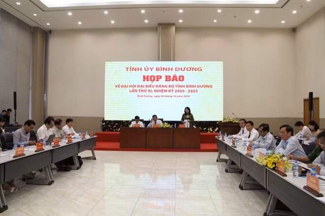 Các đại biểu tham dự buổi họp báo.