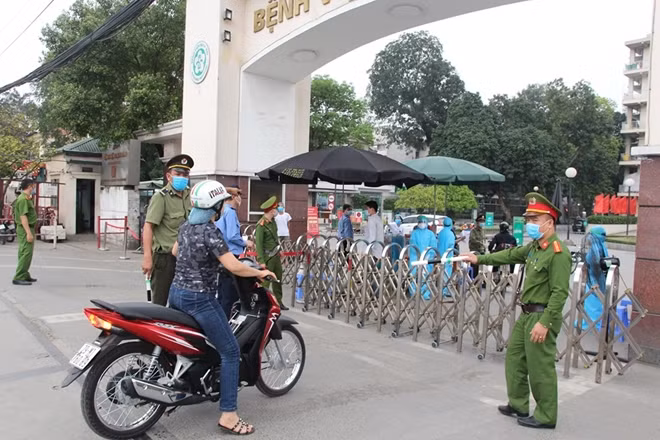 Công an phường Phương Mai phối hợp với bảo vệ bệnh viện tiến hành việc kiểm soát ra vào.