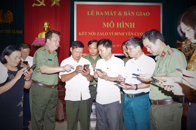 Đại tá Nguyễn Quốc Hùng - Ủy viên BTV Tỉnh ủy, Bí thư Đảng ủy, Giám đốc Công an tỉnh Hà Nam; các đồng chí lãnh đạo Công an tỉnh, lãnh đạo UBND Phường Trần Hưng Đạo chứng kiến lễ bàn giao, tiếp nhận mô hình “Kết nối zalo – Vì bình yên cuộc sống”