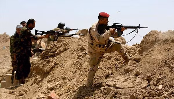 Quân đội Iraq và lực lượng tình nguyện chống lại IS tại tỉnh Anbar (Ảnh Press TV).