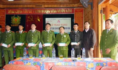 Quà Tết đến với cán bộ, chiến sĩ có hoàn cảnh khó khăn của Công an Kỳ Sơn.