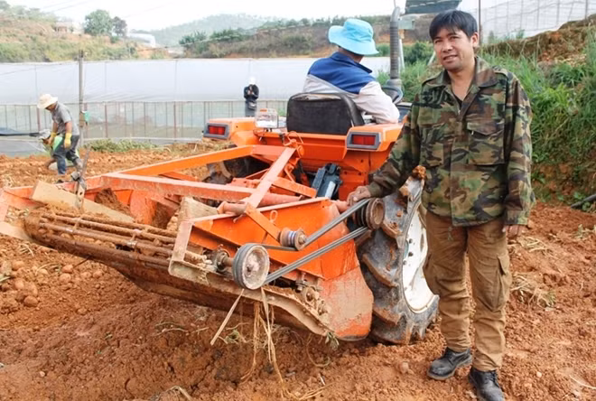Anh Phạm Minh Thành bên máy đào khoai tây.