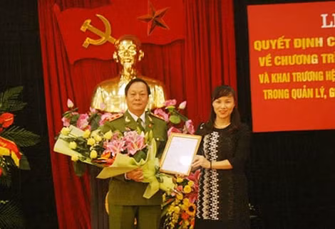 Đại diện Bộ Giáo dục và Đào tạo trao quyết định công nhân chương trình đào tạo cử nhân chất lượng cao cho Học viện CSND.