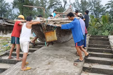 Ngư dân vùng ven biển đưa thuyền, xuồng nan lên bờ tránh bão.