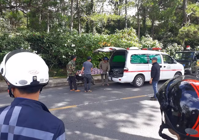 Lực lượng chức năng đưa thi thể nạn nhân về nhà xác Bệnh viện Đa khoa Lâm Đồng
