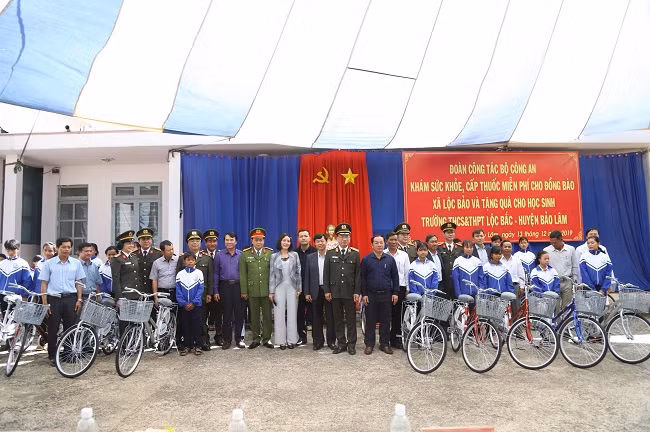 Thứ trưởng Nguyễn Văn Thành cùng lãnh đạo UBND tỉnh Lâm Đồng và Ban Giám đốc Công an tỉnh trao xe đạp cho học sinh Trường THCS&THPT Lộc Bắc