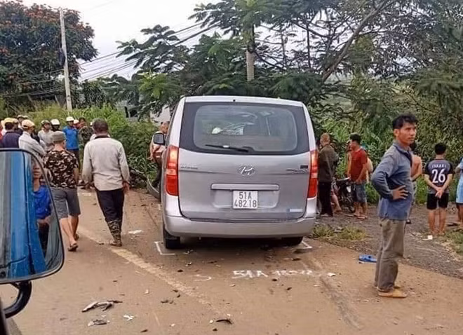 Xe ôtô đã tông trực diện vào xe máy từ phía sau