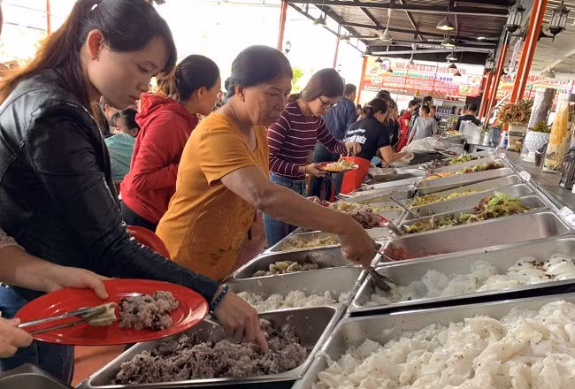 Anh Phan Tuấn Linh cho biết, việc tổ chức chiêu đãi miễn phí các món ăn được chế biến từ các loại thực phẩm do chính mình sản xuất trong dịp lễ Vu Lan này là nhằm thể hiện lòng hiếu khách của người Đà Lạt đối với du khách gần xa và người dân địa phương.