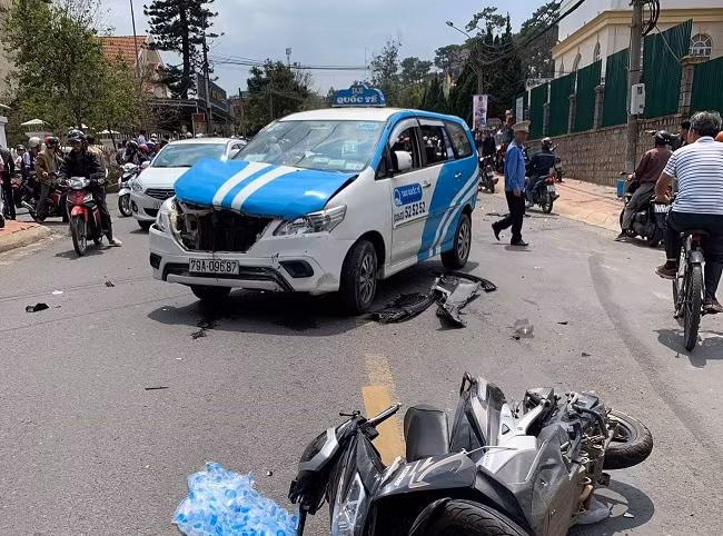 Các phương tiện lưu thông trên đường bị anh Quốc tông hư hỏng