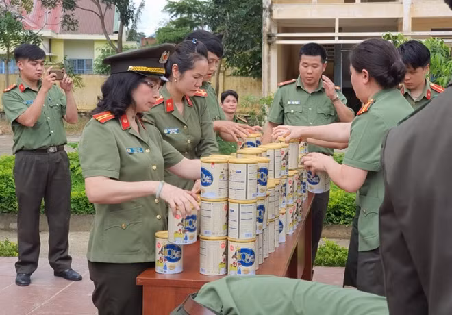 Sữa dinh dưỡng được trao cho học sinh đồng bàn dân tộc thiểu số