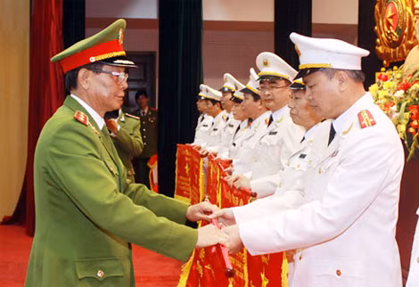 Trung tướng Phan Văn Vĩnh, Tổng cục trưởng Tổng cục Cảnh sát trao Cờ thi đua của Bộ Công an tặng các tập thể có thành tích xuất sắc.