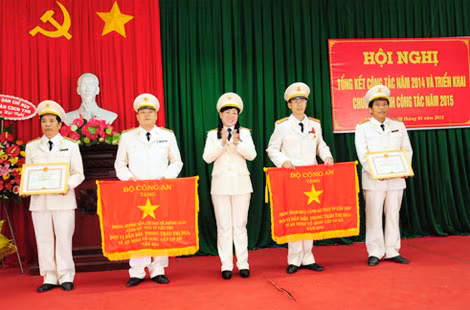 Trao khen cho các cá nhân, tập thể có thành tích xuất sắc.