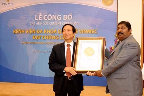 Ông Prabhu Vinayagam – GĐ điều hành JCI Khu vực Châu Á – Thái Bình Dương trao chứng chỉ JCI cho GS.TS Nguyễn Thanh Liêm – TGĐ Bệnh viện Đa khoa Quốc tế Vinmec.