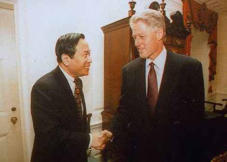 Ng Lap Seng (bên trái) và cựu Tổng thống Bill Clinton ở Washington.
