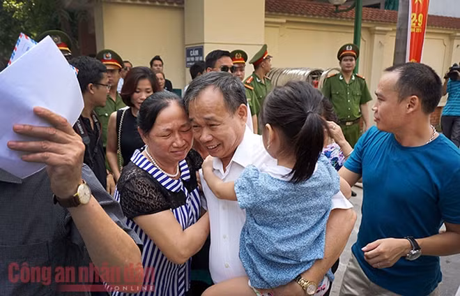Bà và cháu đón ông trở về.