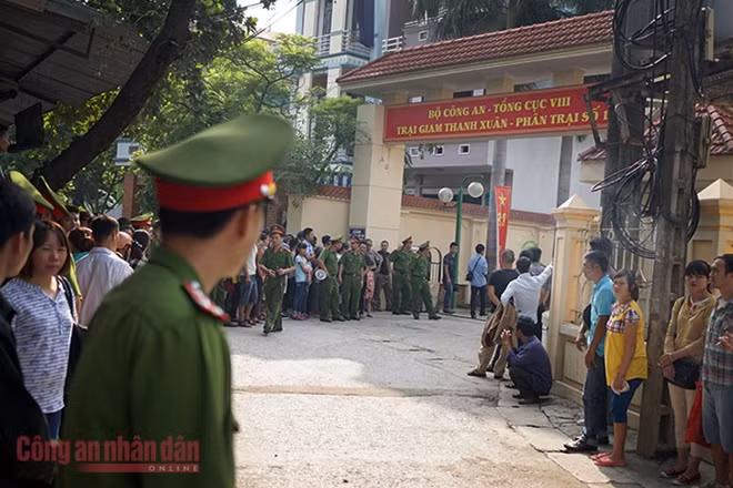 Từ sáng sớm 31/8, hàng trăm thân nhân gia đình các phạm nhân được đặc xá tại Trại giam Thanh Xuân (xã Mỹ Hưng, huyện Thanh Oai, Hà Nội) đã chờ đón ngoài cửa.