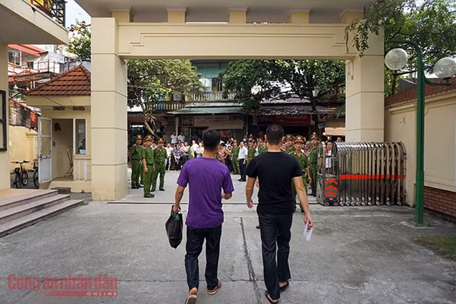 Cùng nhau bước qua cánh cổng để làm lại cuộc đời.