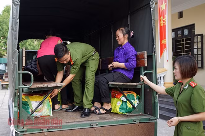 Cán bộ trại giam đang xếp đồ lên xe đặc chủng, chiếc xe sẽ đưa các phạm nhân được đặc xá tới thẳng bến Mỹ Đình để trở về nhà.