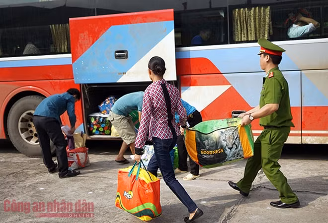 Bên trong trại, một chuyến xe khách giường nằm có máy lạnh đã chờ sẵn để đưa nhưng phạm nhân được đặc xá về theo tuyến Sơn La - Điện Biên.