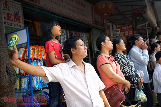 Những người ngóng đợi phía bên ngoài Trại.