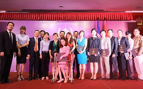 Trà My trong buổi lễ nhận bằng tốt nghiệp lớp Giám đốc Marketting.