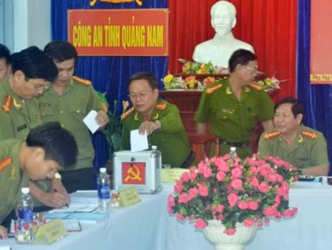 Công an các đơn vị tổ chức bình bầu danh hiệu thi đua.