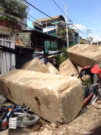 Hiện trường vụ 10 khối bê tông lật vào nhà dân.