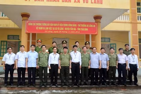 Thứ trưởng Bùi Văn Nam với cán bộ và nhân dân xã Vũ Lăng, huyện Tiền Hải, Thái Bình.