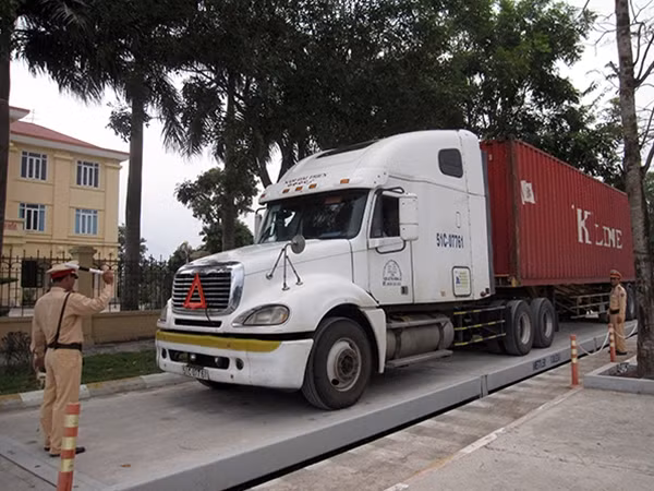 CSGT Thanh Hóa hướng dẫn lái xe vào trạm cân để cân tải trọng.