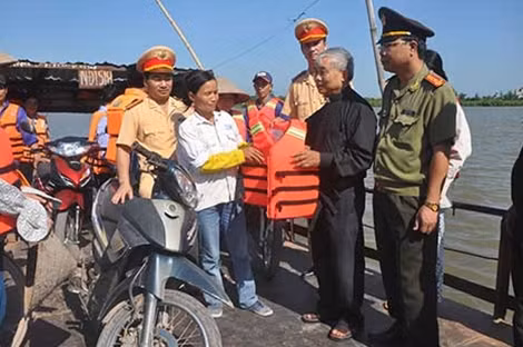 Kiểm tra, hướng dẫn an toàn giao thông đường thủy.