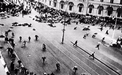 Cuộc bắn giết đoàn người biểu tình vào tháng 7/1917 ở Petrograd.