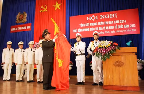 Thượng tướng Bùi Văn Nam trao Huân chương Bảo vệ tổ quốc cho tập thể có thành tích xuất sắc.