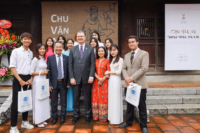 Ngài Đại sứ chụp ảnh lưu niệm cùng nhà sử học Phạm Quang Minh và các sinh viên tại Văn Miếu-Quốc Tử Gíam.