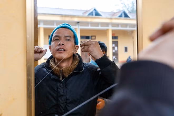 Ông Chu Văn Hồng (Lạng Sơn) trở về từ Quảng Tây (Trung Quốc) đang "biểu diễn" cho các bạn cùng phòng cách nhổ râu bằng chỉ. Ông chia sẻ rằng, mặc dù được quan tâm, tạo điều kiện tốt nhất nhưng ông cũng mong muốn sớm hết hạn cách ly để trở về với gia đình.