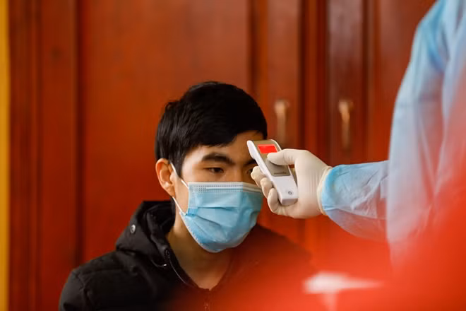 Mọi công dân bị cách ly đều được kiểm tra sức khoẻ 2 lần/ngày để phát hiện, kịp thời ngăn ngừa những triệu chứng liên quan tới dịch nCoV