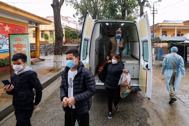 Thi thoảng, xe cấp cứu lại đưa về một nhóm người mới đón ở biên giới. Những công dân này khi đến trung tâm cách ly sẽ được tẩy trùng, kiểm tra sức khoẻ, phổ biến nội quy và xếp phòng.