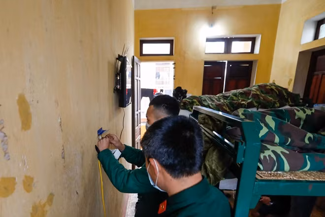 Chiến sĩ trung đoàn đang tiếp tục lắp thêm ổ điện, nối thêm dây phục vụ các công dân đang bị cách ly.