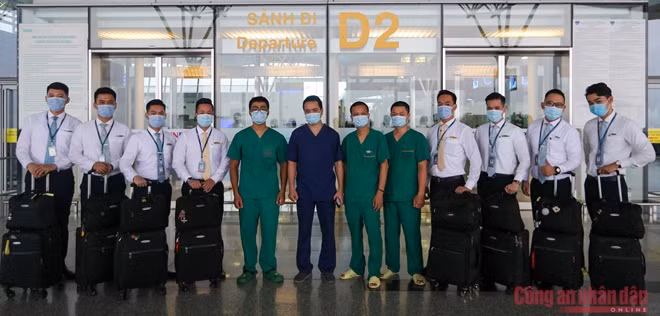 Phi hành đoàn, các y bác sĩ chụp ảnh lưu niệm tại nhà ga T2 trước khi khởi hành.