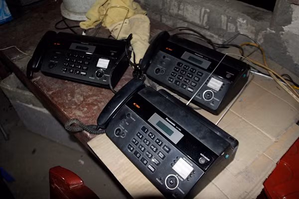 Các máy fax được cơ quan Công an thu giữ.