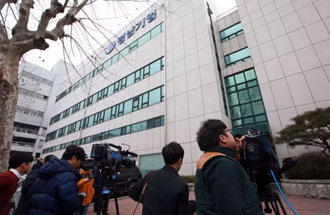Phóng viên báo chí quây kín trụ sở Tập đoàn Keangnam Enterprises ở thủ đô Seoul. Ảnh: Yonhap.