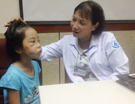 Bé Thanh sau khi được các bác sĩ xử lý vết thương.