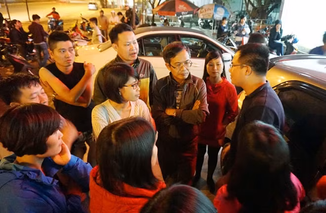 TS Trần Đăng Tuấn, Tổng Giám đốc Công ty Nghe nhìn Toàn cầu (AVG) có mặt từ rất sớm cùng các tình nguyện viên đón chờ xe dưa từ Quảng Nam chuyển ra.