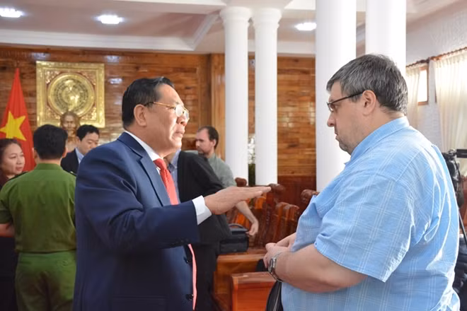 Trung tướng Hồ Thanh Đình trao đổi với phóng viên Yuri Denisovich.