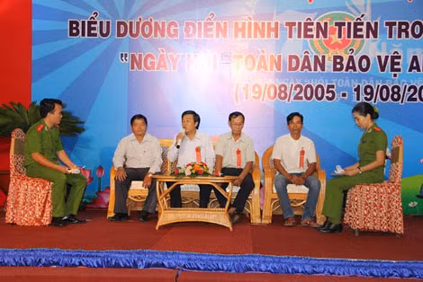 Giao lưu với tập thể, cá nhân xuất sắc.