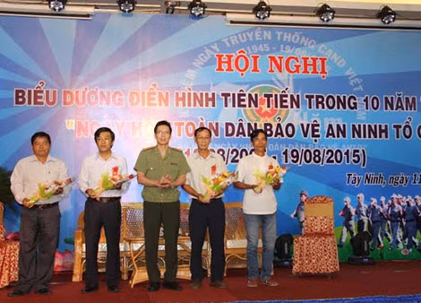 Các tập thể, cá nhân nhận hoa, bằng khen của Bộ Công an.