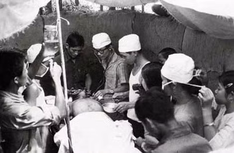 Một ca mổ dưới hầm.