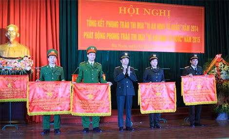 Thượng tướng Đặng Văn Hiếu trao Cờ thi đua Bộ Công an cho 4 đơn vị dẫn đầu phong trào thi đua cơ sở của Công an tỉnh Hà Nam.