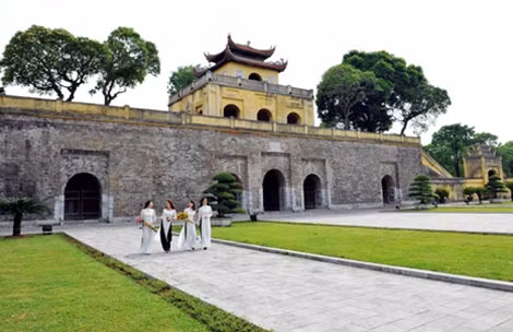 Cần nhiều giải pháp cụ thể để bảo vệ Hoàng thành Thăng Long. Ảnh: TTXVN.