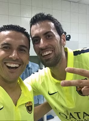 Những tấm ảnh tự sướng trong phòng thay đồ của các cầu thủ Barca ngay sau trận đấu với Atletico. (Ảnh trên: Gerard Pique post ảnh chụp chung với Iniesta, Suarez, Messi, Busquets và Javier Mascherano trên Twitter. Ảnh dưới: Trên tài khoản Instagram, Busquets cũng đăng tấm hình chụp chung với Pedro - người đã có trận đấu rất hay khi đá thay Luis Suarez.